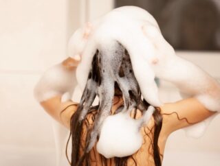 Przełam nawyk codziennego mycia włosów: oto jak